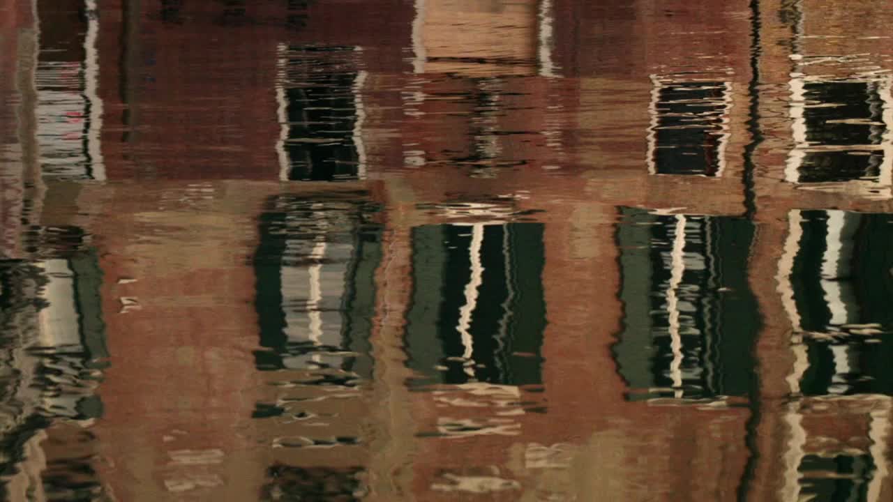意大利威尼斯，水中倒影的建筑视频下载