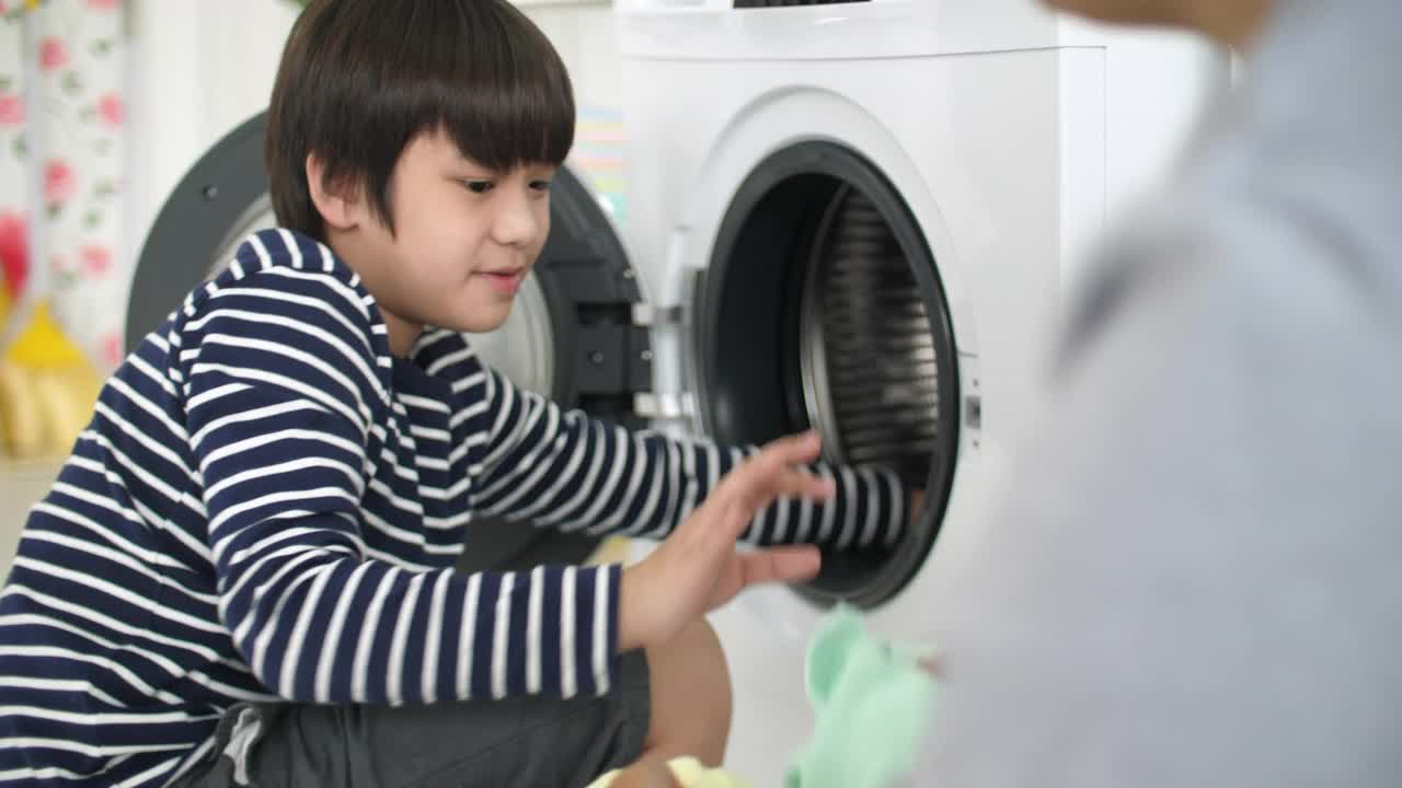 爸爸和儿子在家里用洗衣机洗衣服视频下载