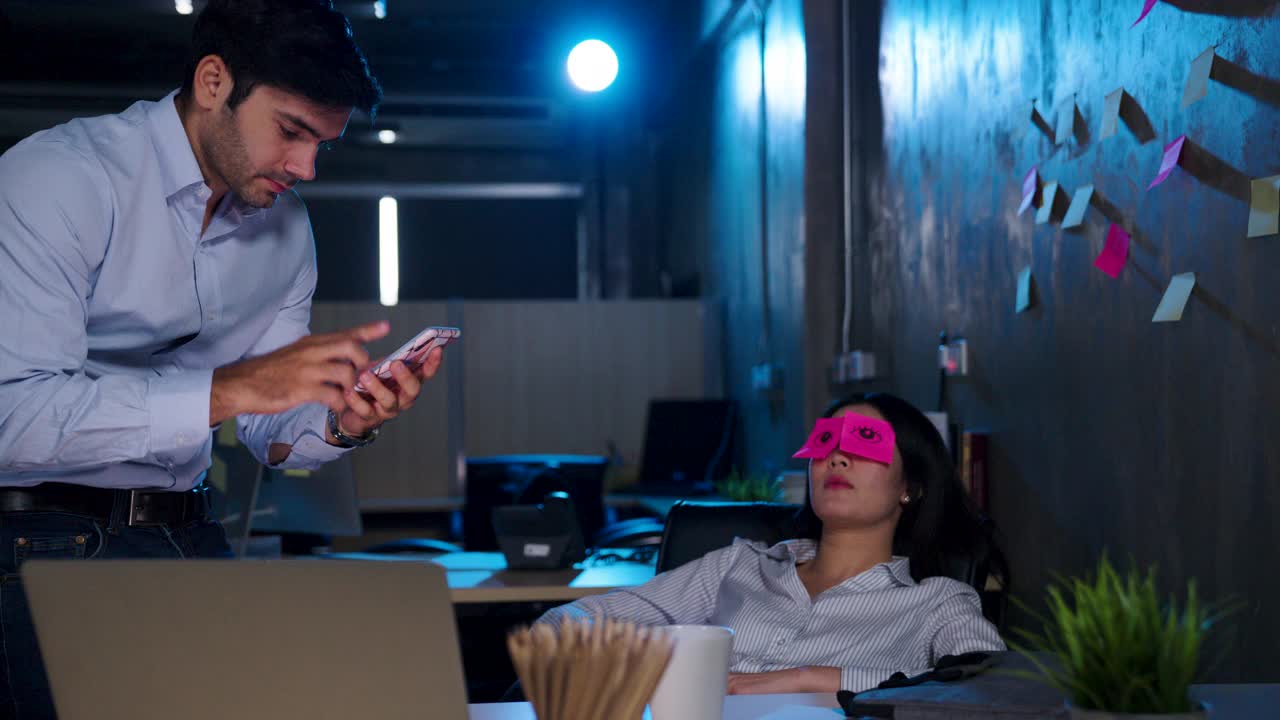 熟睡的女商人用贴在眼镜上的便利贴遮住眼睛。视频素材
