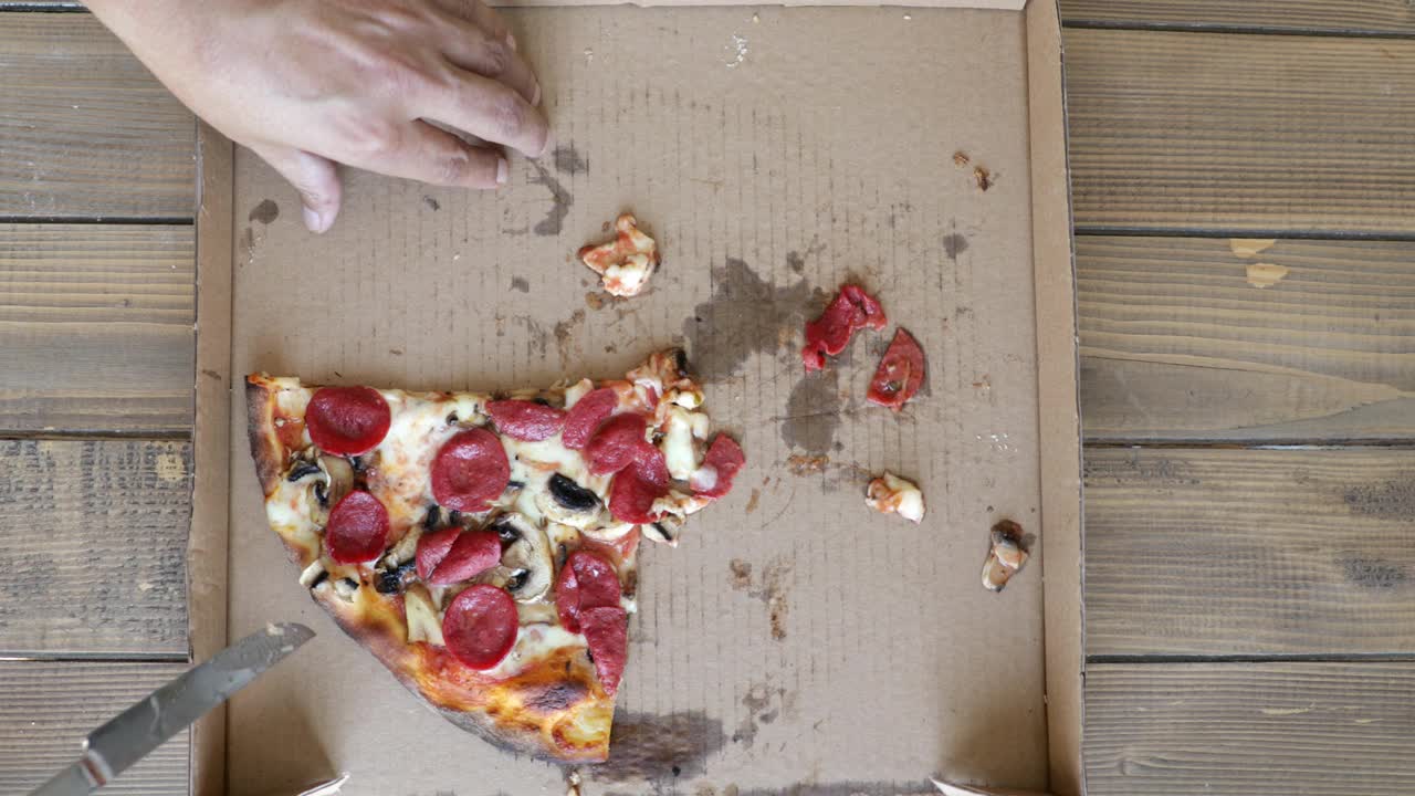 吃一片意大利辣香肠披萨视频素材