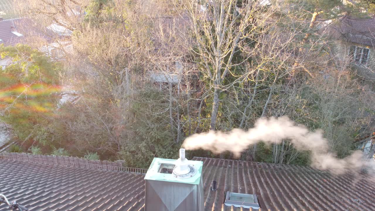 烟囱在寒冷的空气中冒烟视频素材