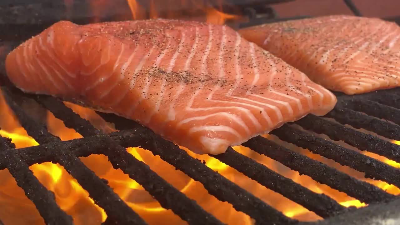 火烤炉上的生鲑鱼视频下载