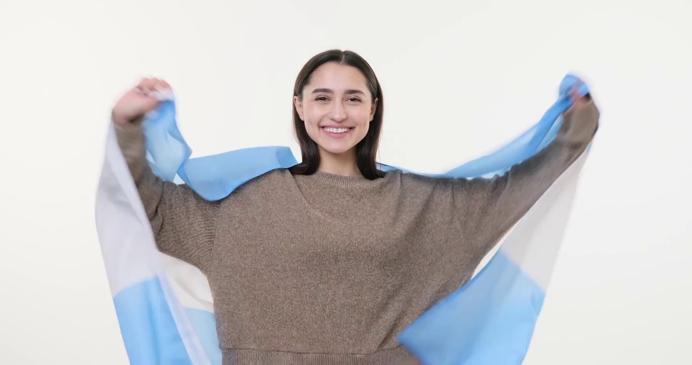 妇女庆祝和举着阿根廷国旗视频下载