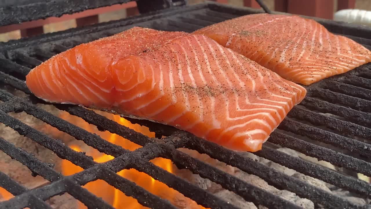 火烤炉上的生鲑鱼视频素材