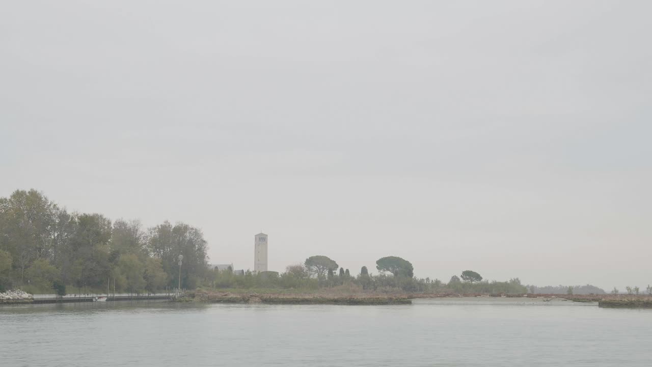 意大利托切罗的威尼斯泻湖和树木视频下载