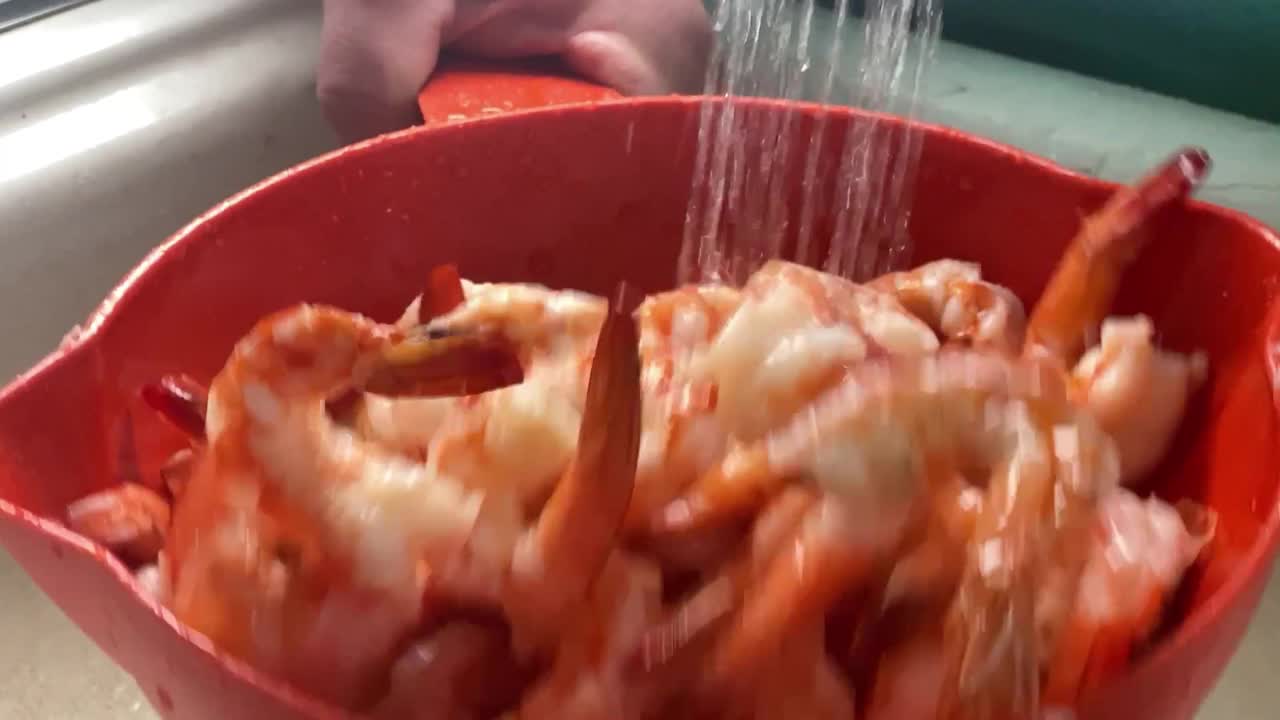 准备煮虾的流水视频下载