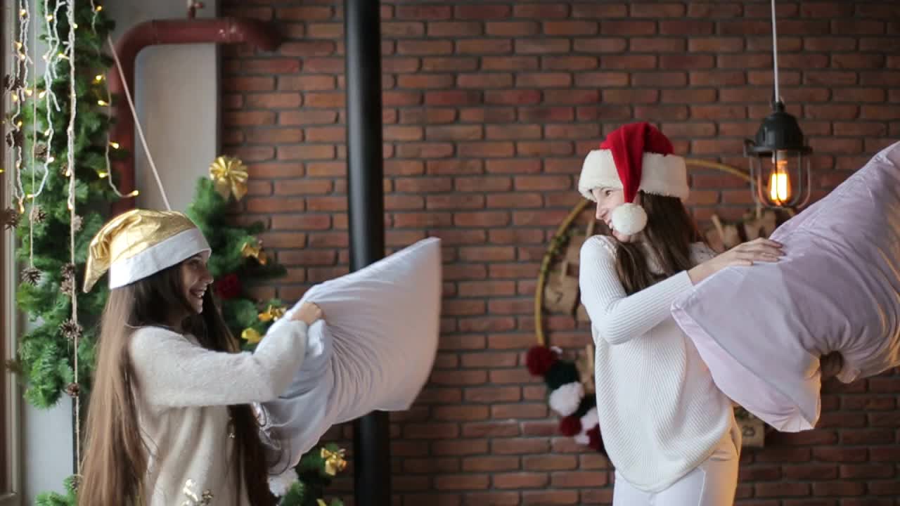 孩子们用枕头打架，在圣诞节庆祝。视频素材