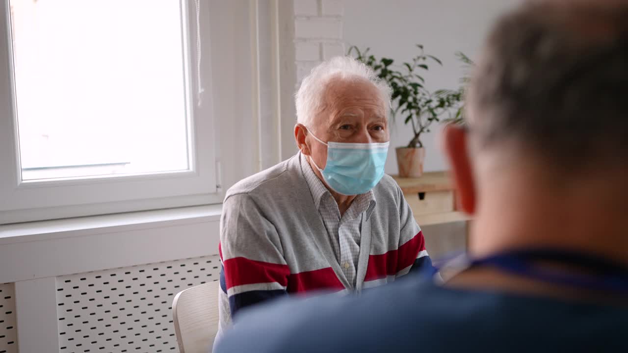 成年男性护士，老年男性视频下载