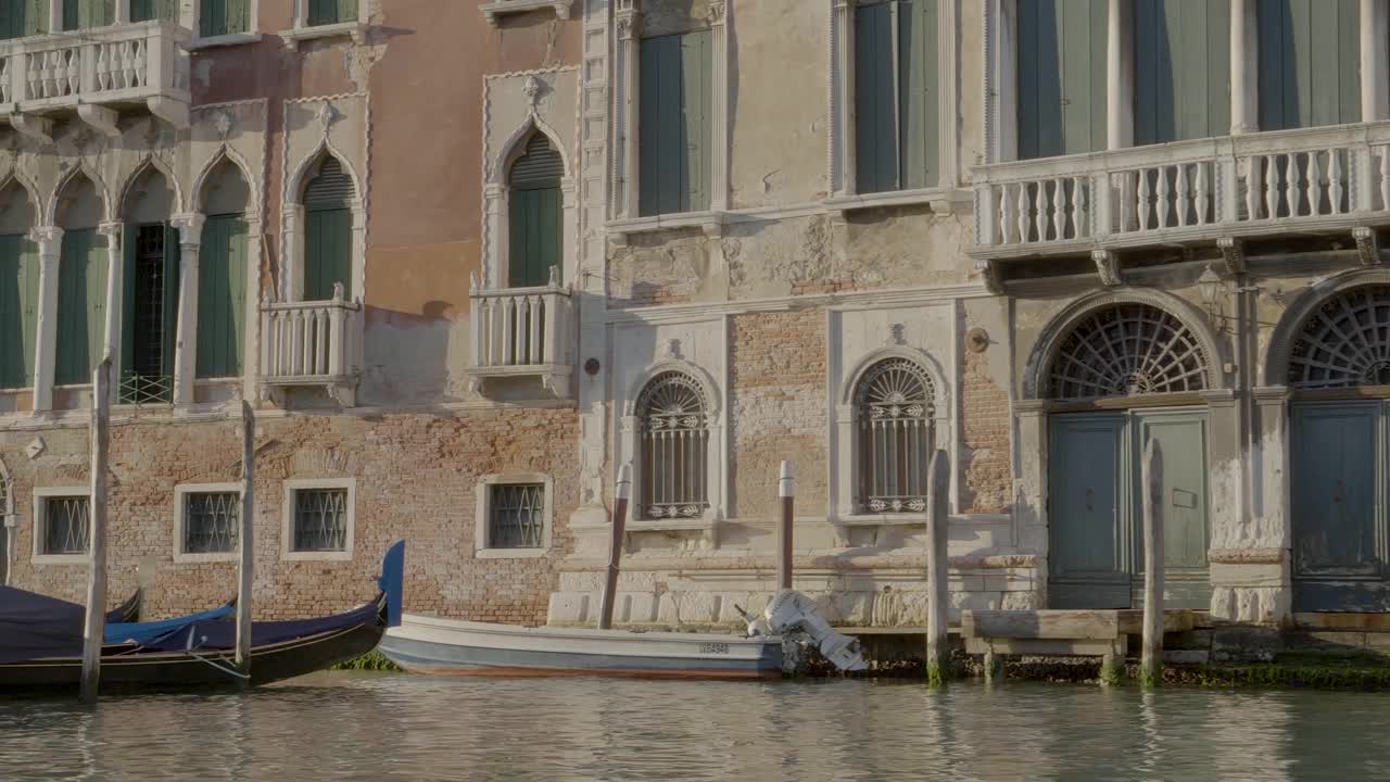 平底船停泊在威尼斯的联排别墅，波夫。视频下载