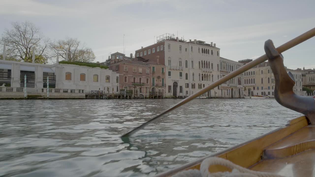 贡多拉船桨在船桨对威尼斯联排别墅移动的特写。视频下载
