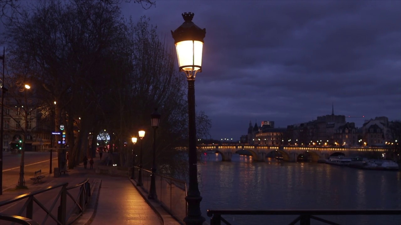 晚上7点宵禁后，塞纳河沿岸的巴黎景色视频下载