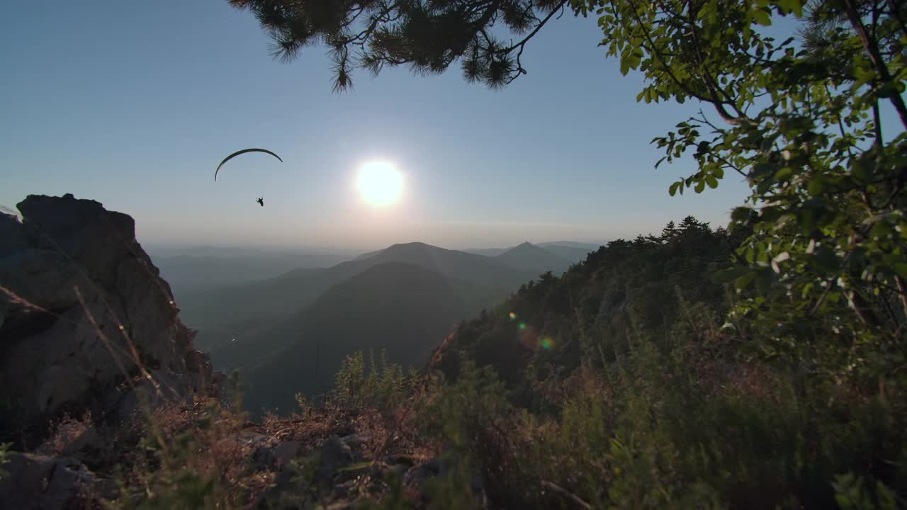 高崖跳伞运动休闲旅游视频素材