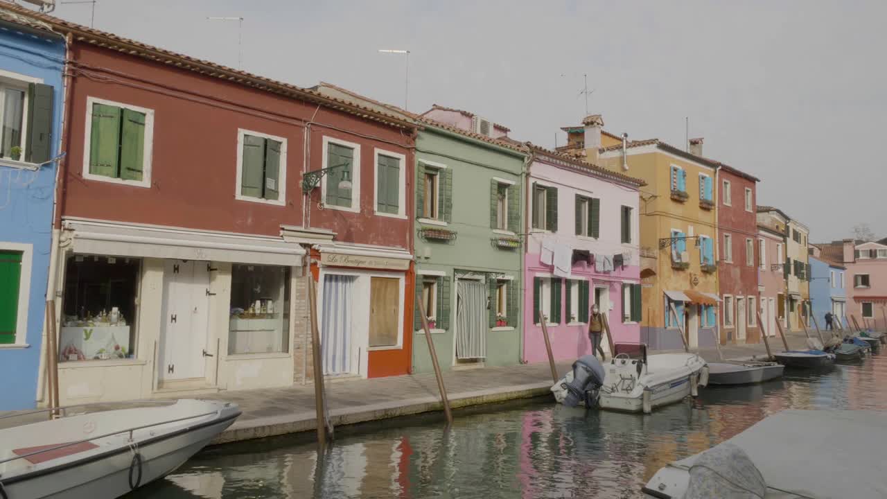 布拉诺岛运河旁的传统彩色房屋视频下载