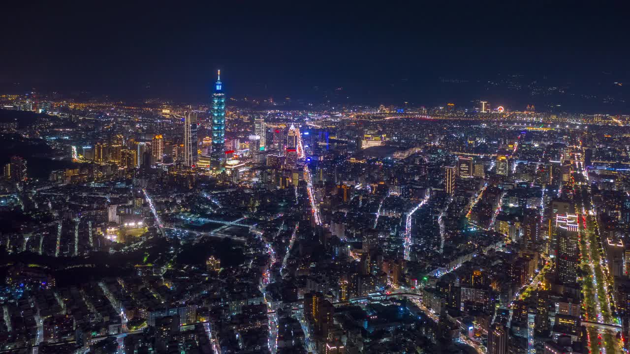 飞行在台北市区夜间照明航拍全景图4k时间间隔台湾视频下载