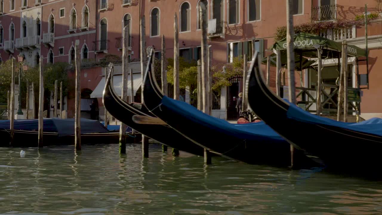 泊着的贡多拉，背景是威尼斯人的联排别墅。视频下载