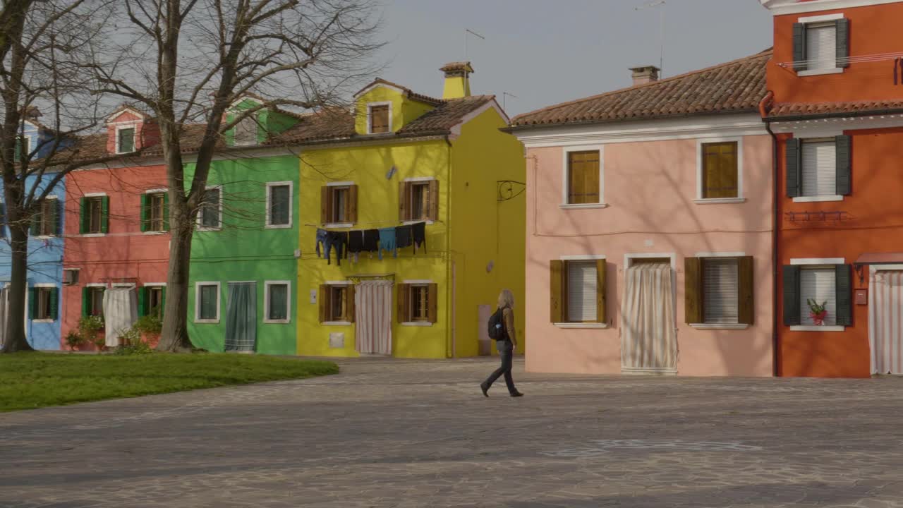 布拉诺岛五颜六色的住宅楼，单身女子在散步视频下载