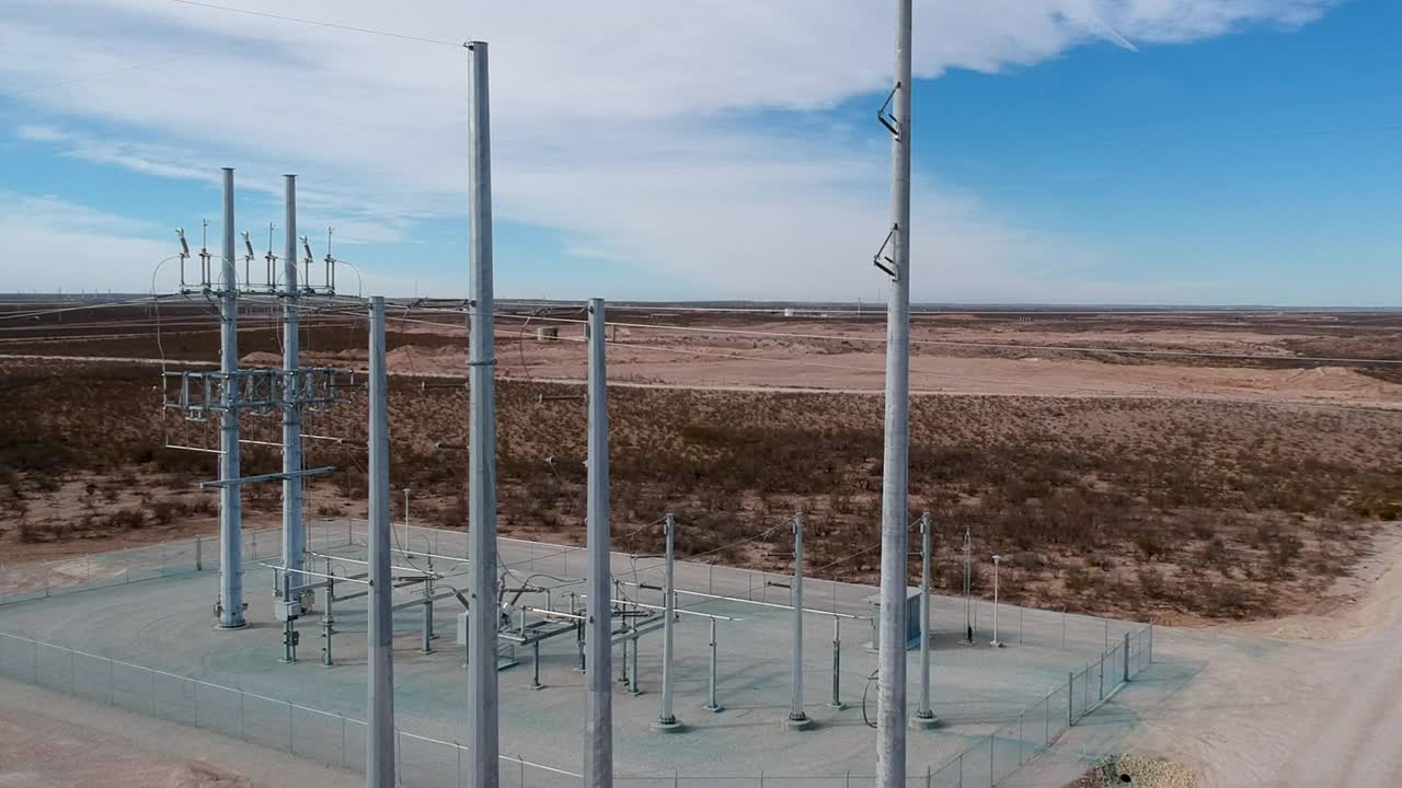 德州输电线通向德州平原的中继站，德州中部电网。视频下载
