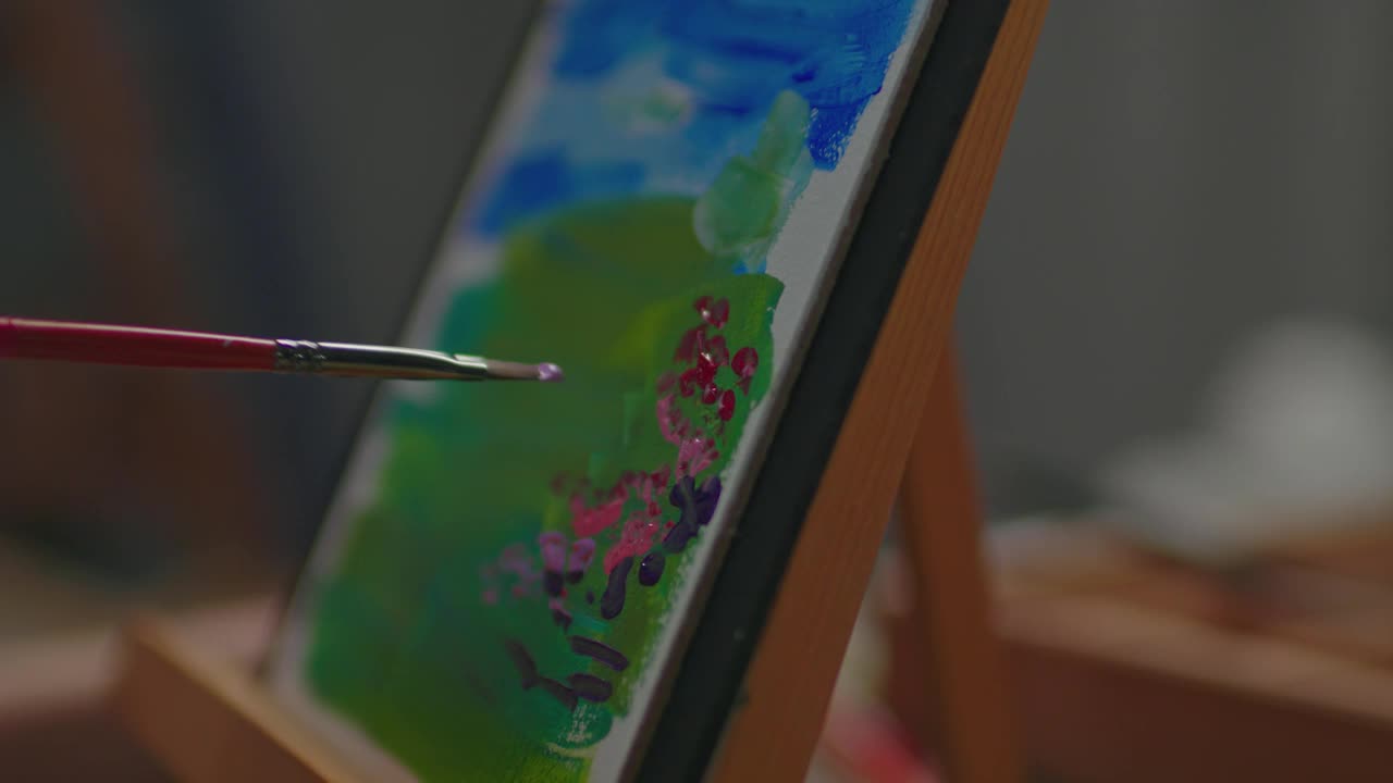 特写的画笔，使画笔在画布上的一笔视频素材