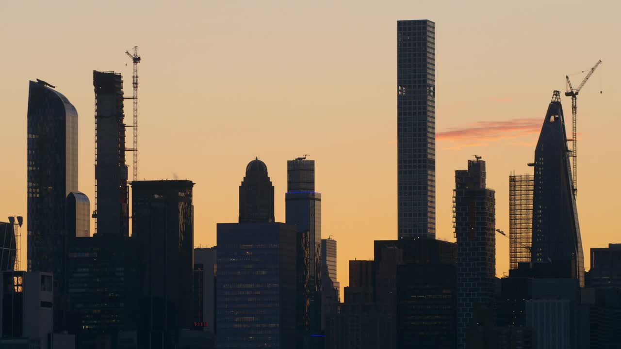 日出时的曼哈顿天际线几何形状。视频下载