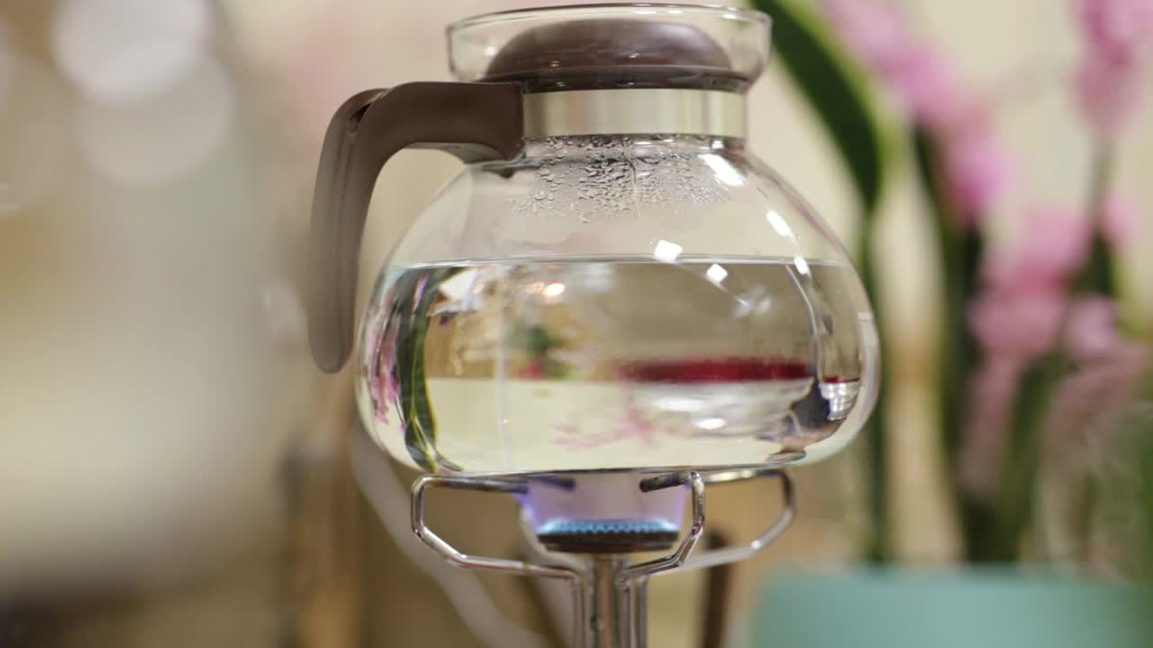 玻璃水壶是用电炉加热的视频下载