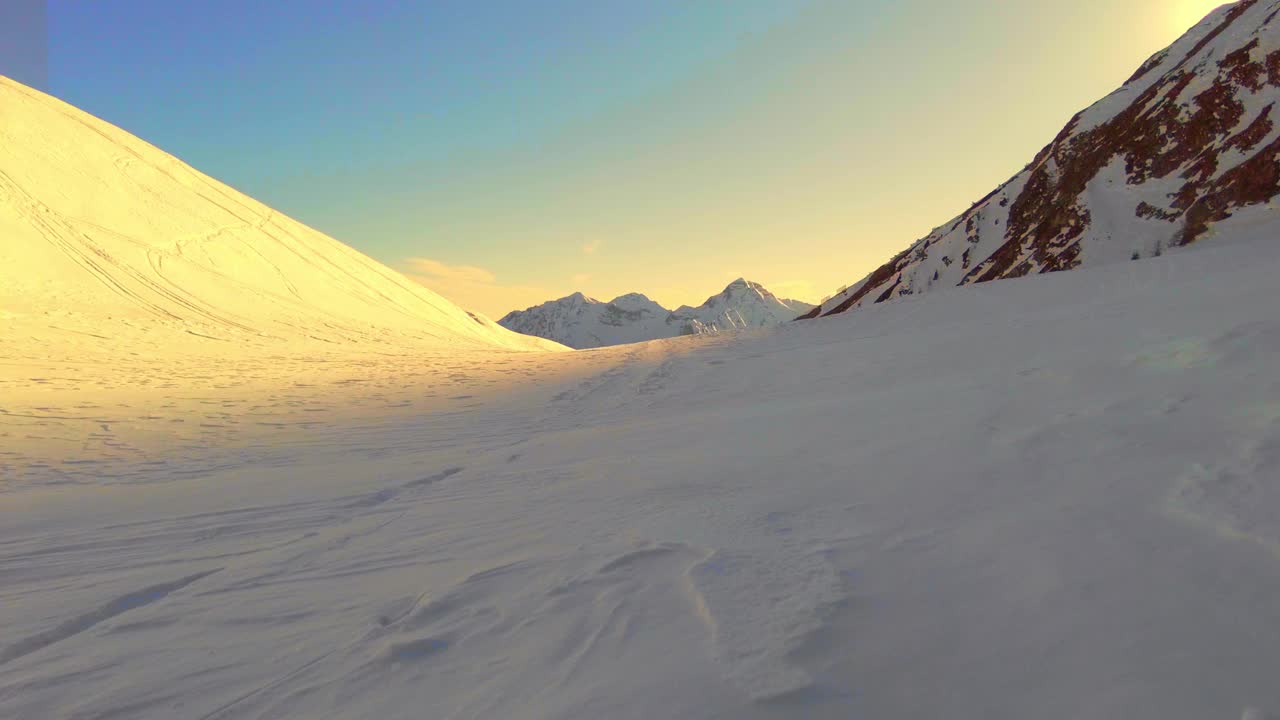 高山滑雪者的慢动作视频素材