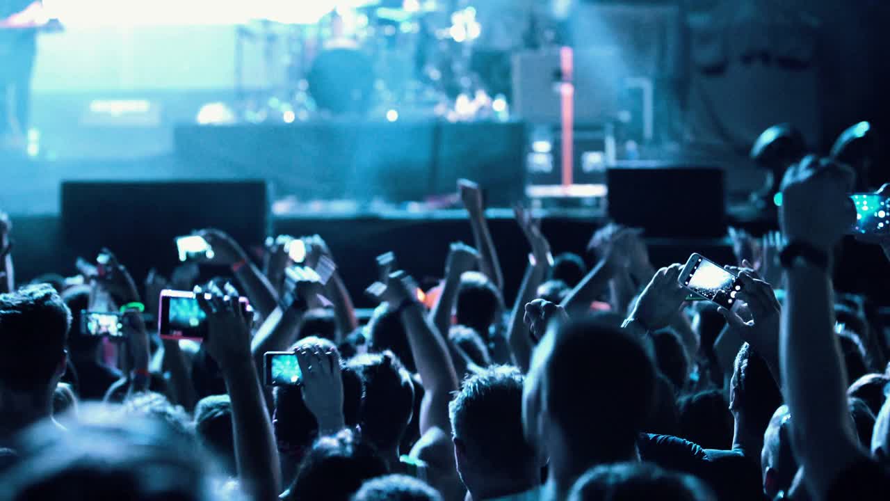 人们在欣赏一场摇滚音乐会。视频下载