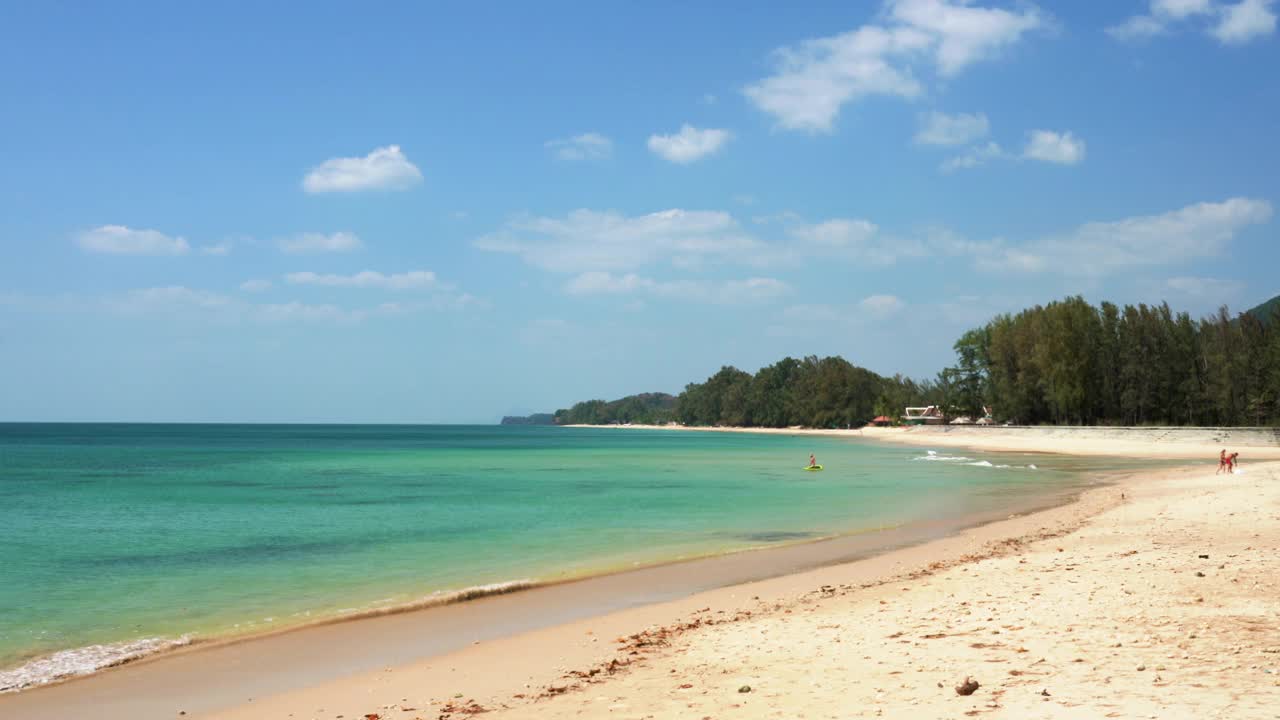 2019冠状病毒病(Covid-19)期间泰国旅游季的荒芜海滩视频下载