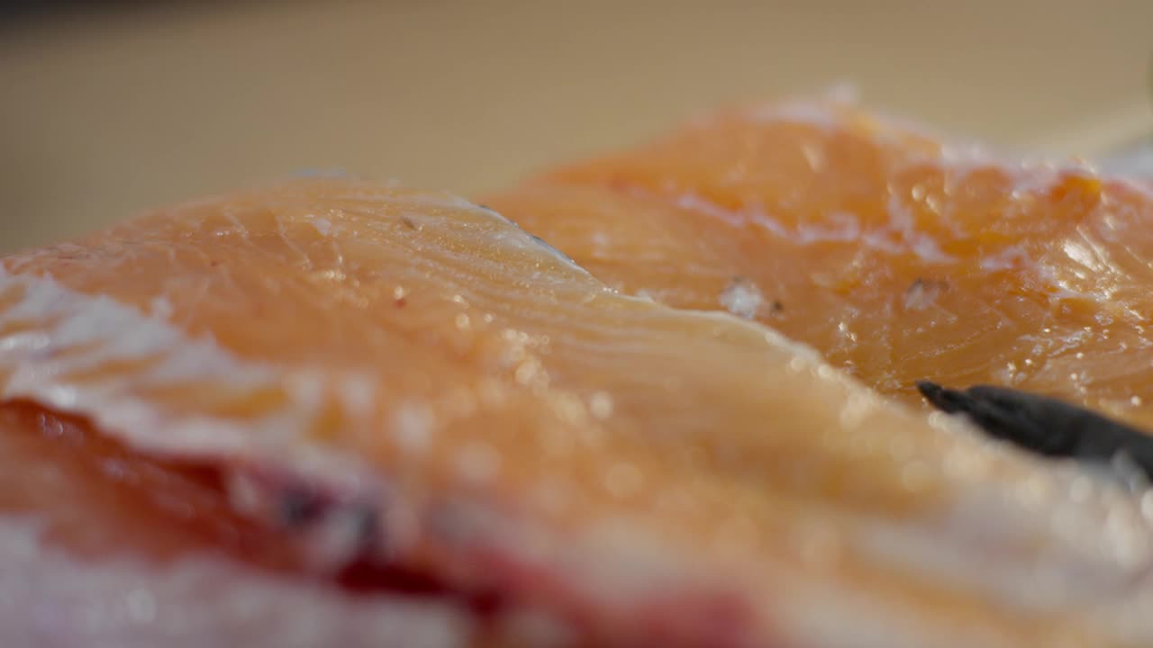 新鲜的有机三文鱼片放在冰上视频素材