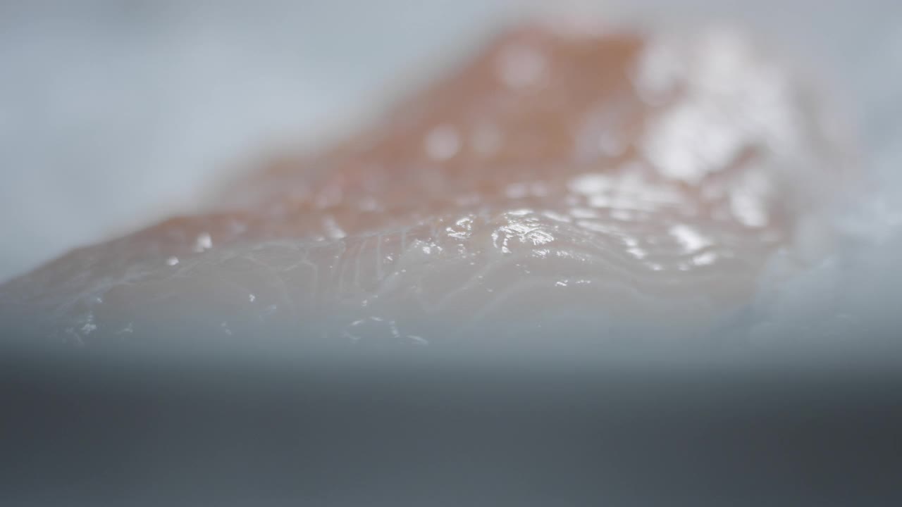 新鲜的有机三文鱼片放在冰上视频下载