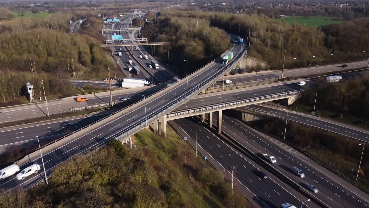 伦敦北部M1和M25高速公路交叉口鸟瞰图。视频素材