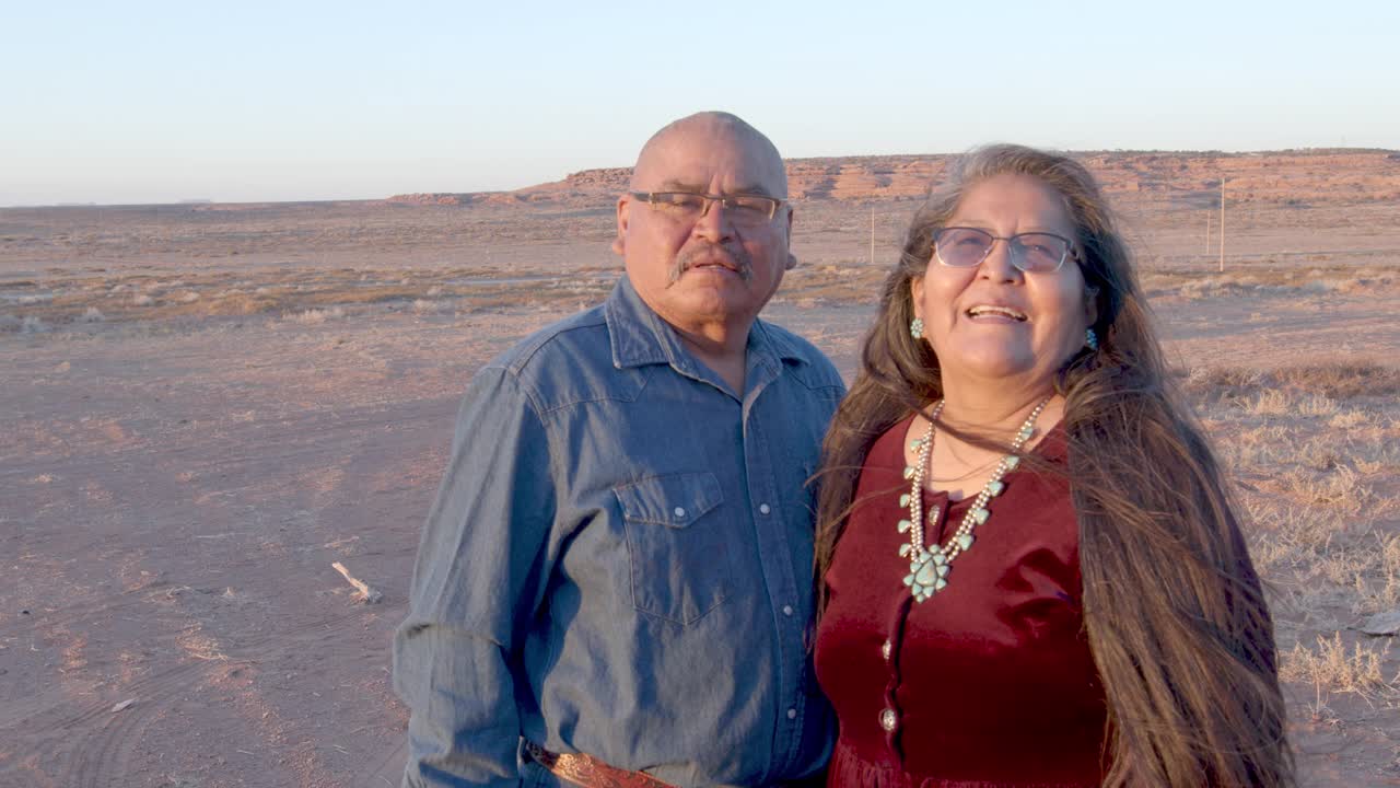 快乐，微笑的印第安人丈夫和妻子在他们的家附近纪念碑谷，犹他州，视频剪辑视频素材