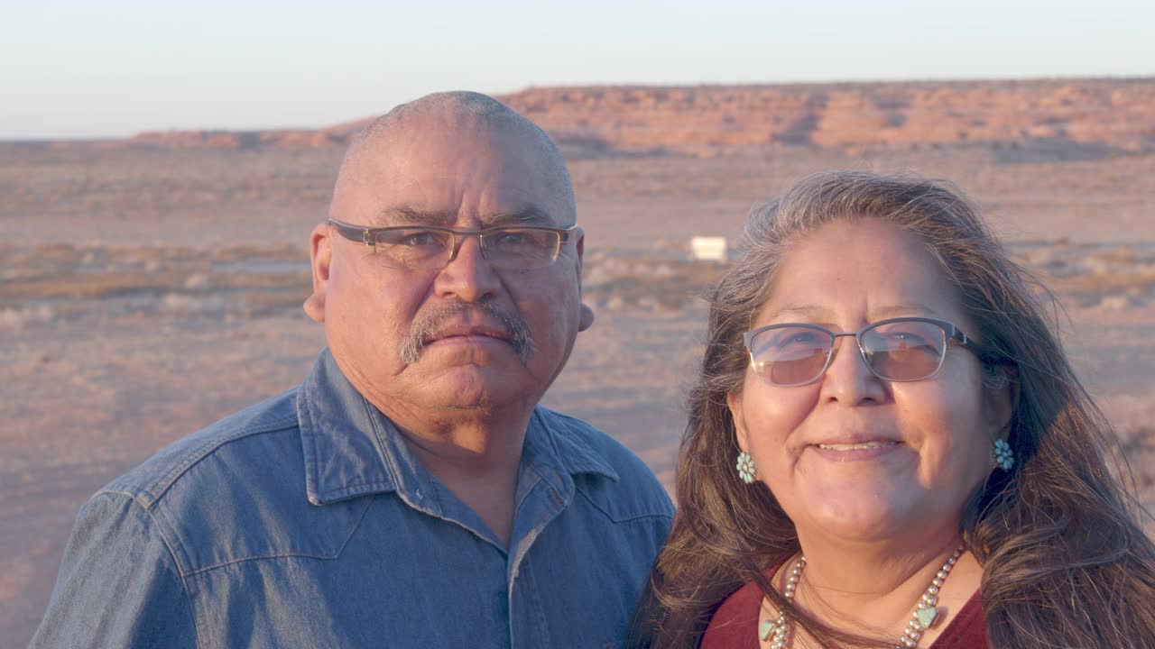在犹他州纪念碑谷的家附近，一对快乐、微笑的印第安夫妇视频素材