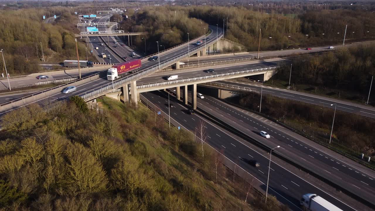 这是伦敦北部M1和M25高速公路交叉口的航拍照片。视频素材