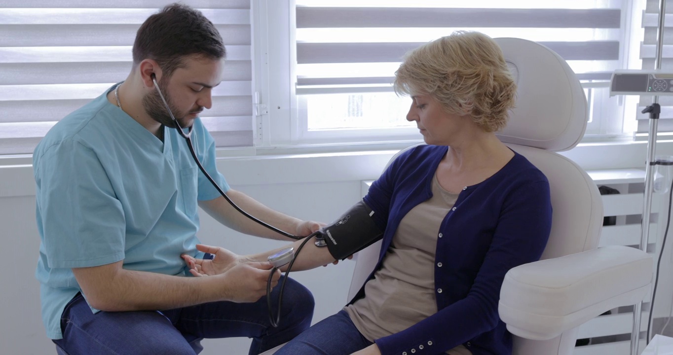 医生用测量仪测量女病人的血压视频素材