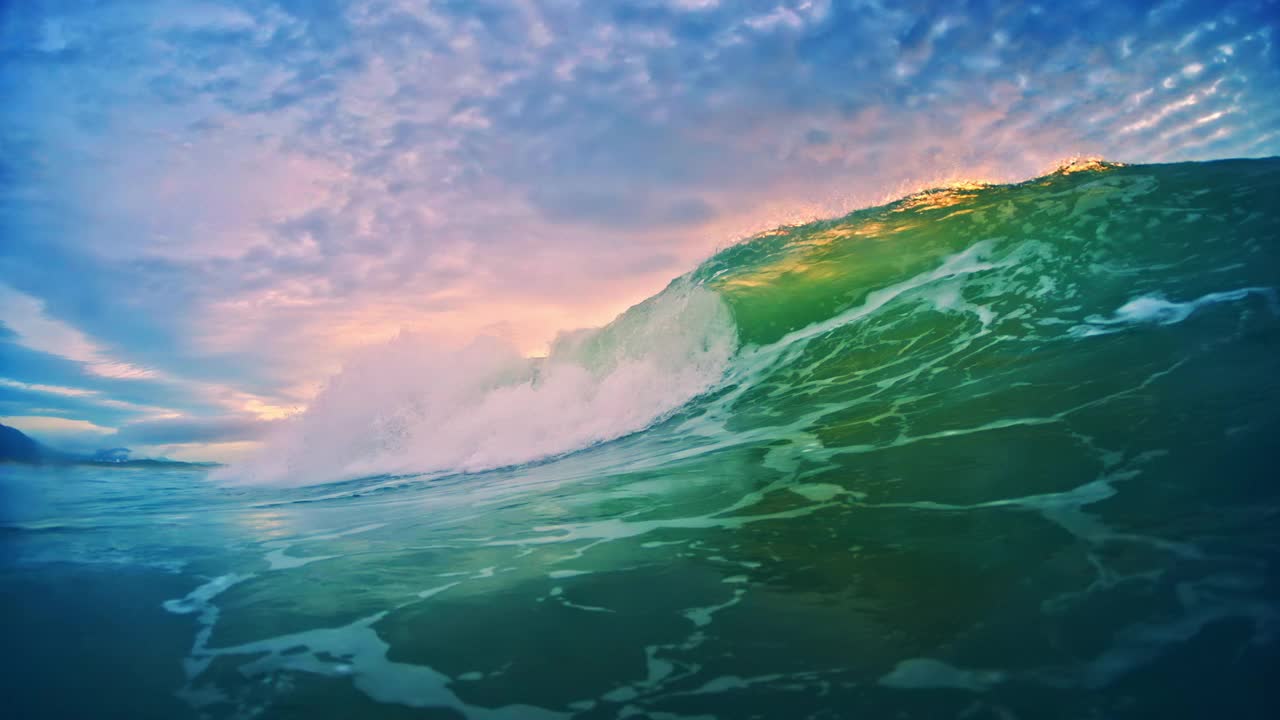 日出时，海浪拍打着海岸。巴西坎佩切冲浪胜地视频下载