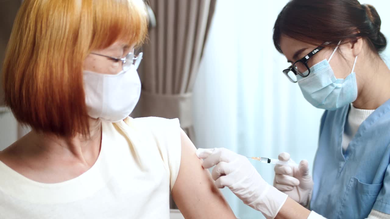 居家医疗为老年女性患者注射疫苗视频素材