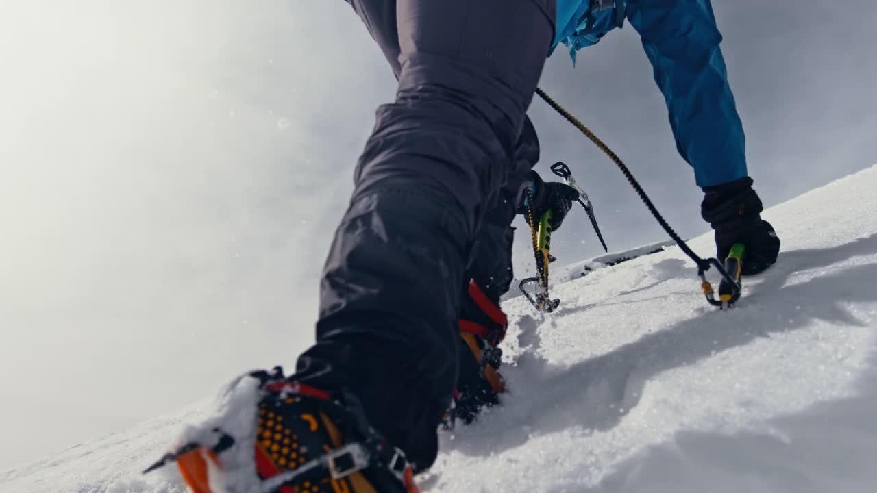 登山者用冰斧攀登雪山视频下载
