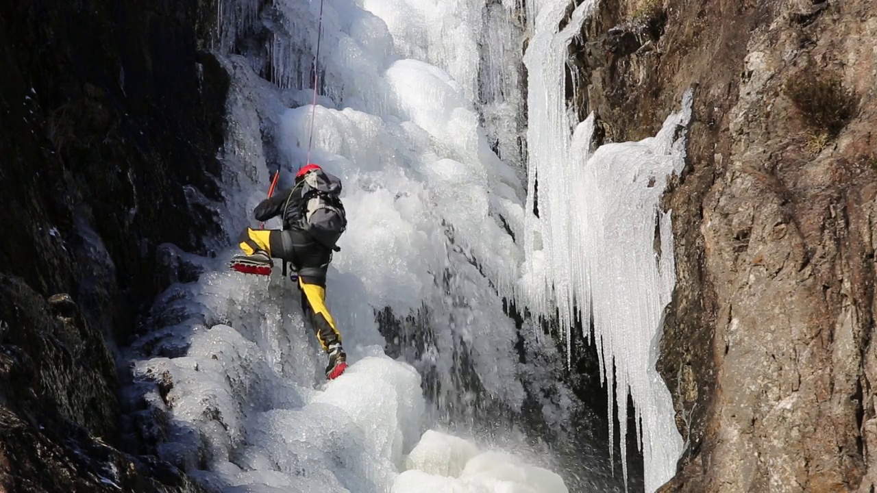 冬季，冰攀登者在英国湖区科尼斯顿老人山坡上被冻住。视频素材
