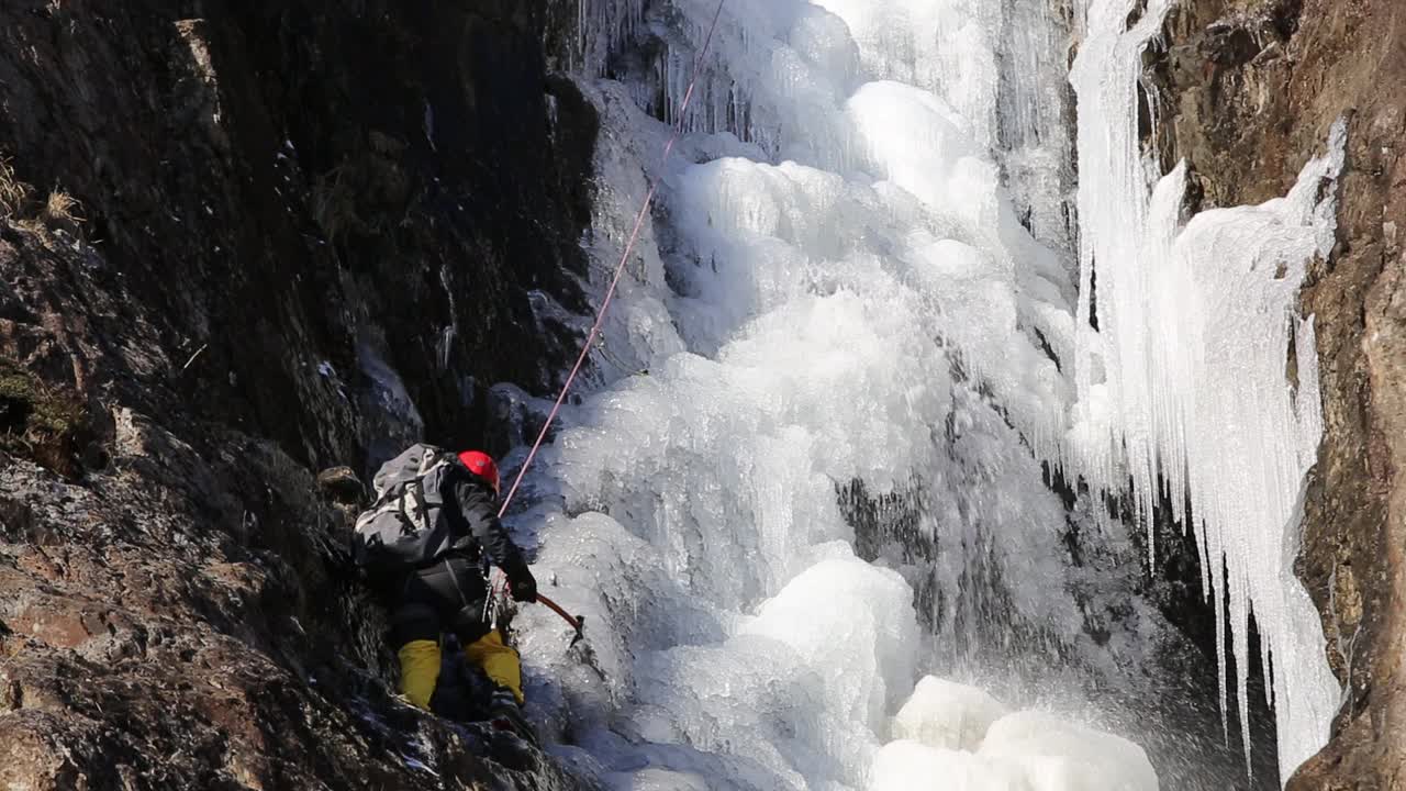冬季，冰攀登者在英国湖区科尼斯顿老人山坡上被冻住。视频素材