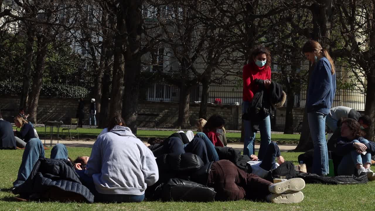 人们在春天的第一天在卢森堡公园里视频下载