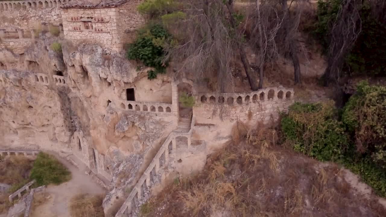 无人机景观在Civica，一座石洞建筑的修道院。卡斯蒂利亚-拉曼查是瓜达拉哈拉的一个历史村庄，是神秘爱好者的旅游目的地视频素材