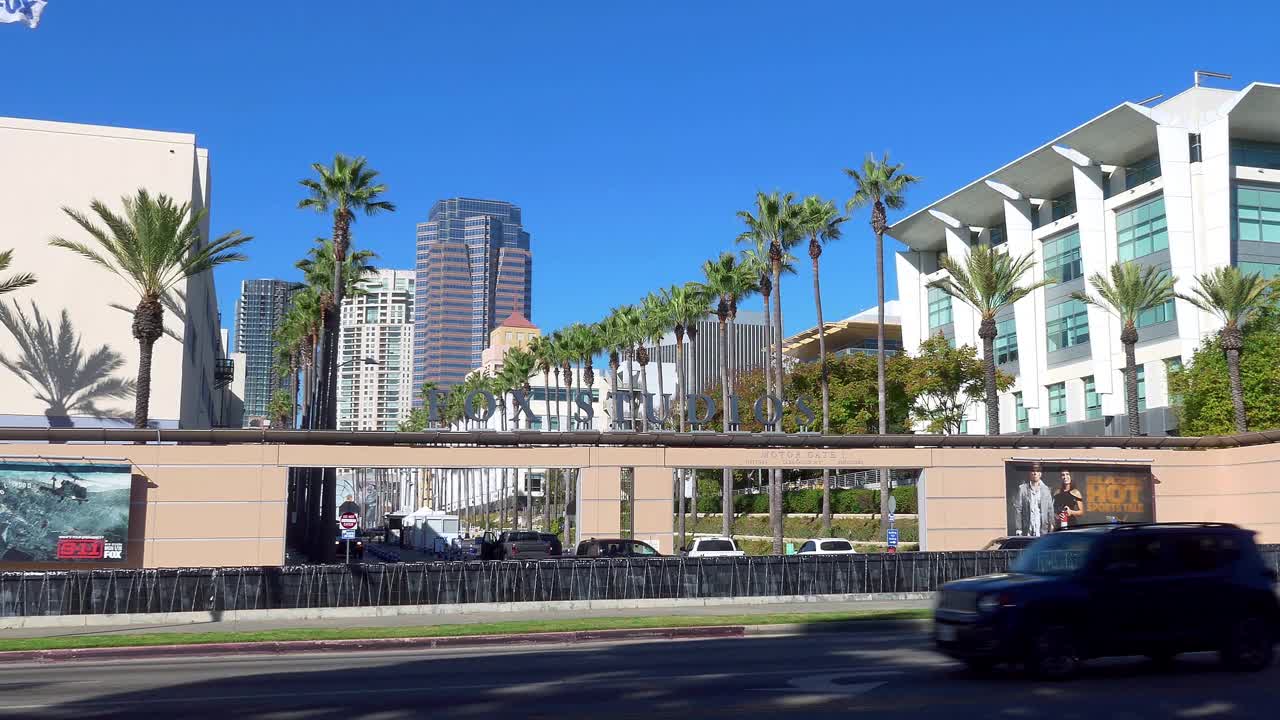 福克斯电影制片厂主要入口在世纪城，加利福尼亚州洛杉矶，4K - ZOOM in视频素材