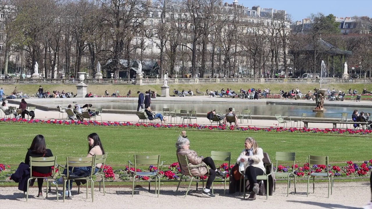 人们在春天的第一天在卢森堡公园里视频下载