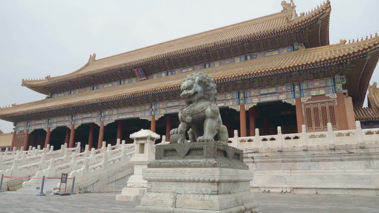 中国北京紫禁城内的大型皇家狮子雕像。视频素材