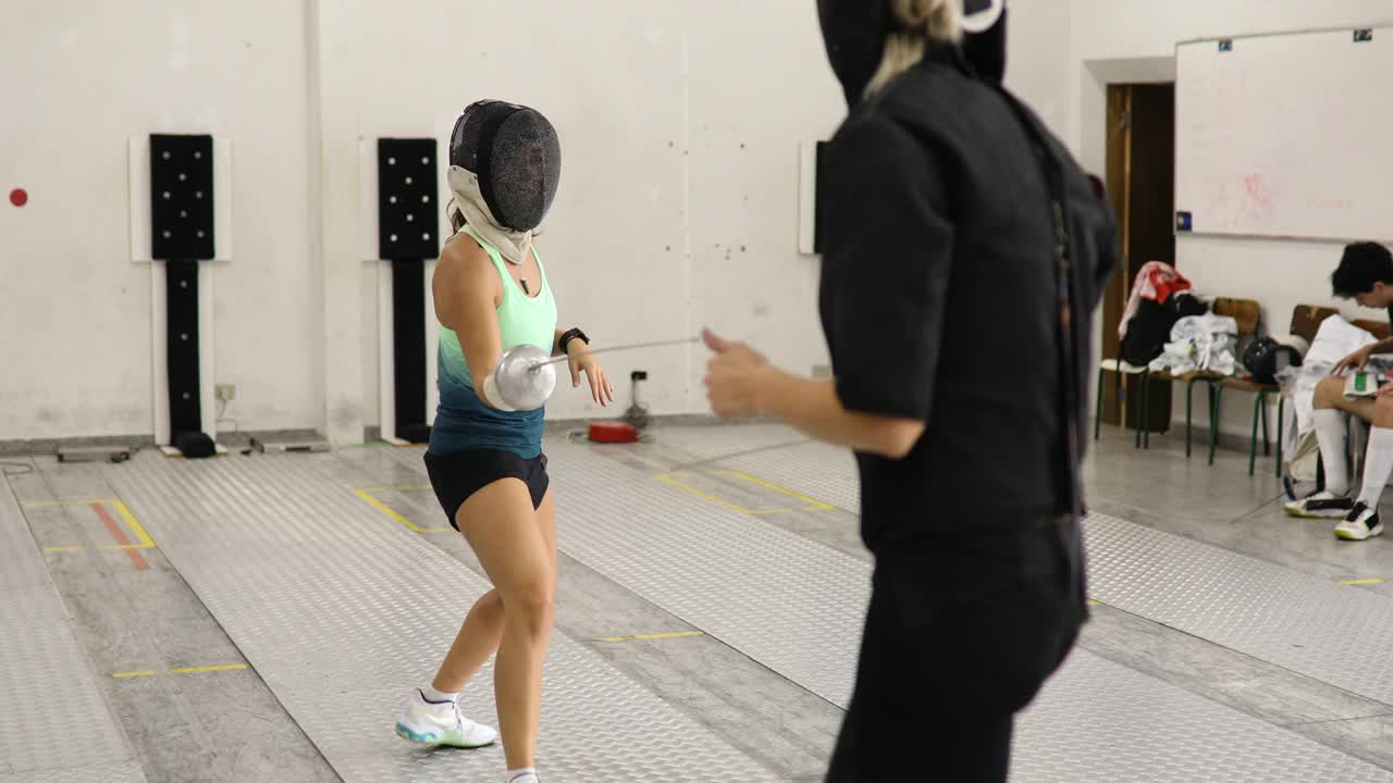女击剑运动员与教练训练攻击动作视频下载