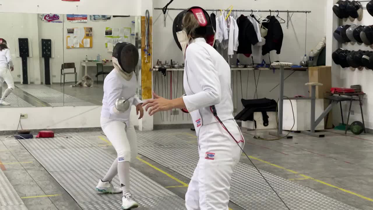 女子击剑运动员决斗视频下载
