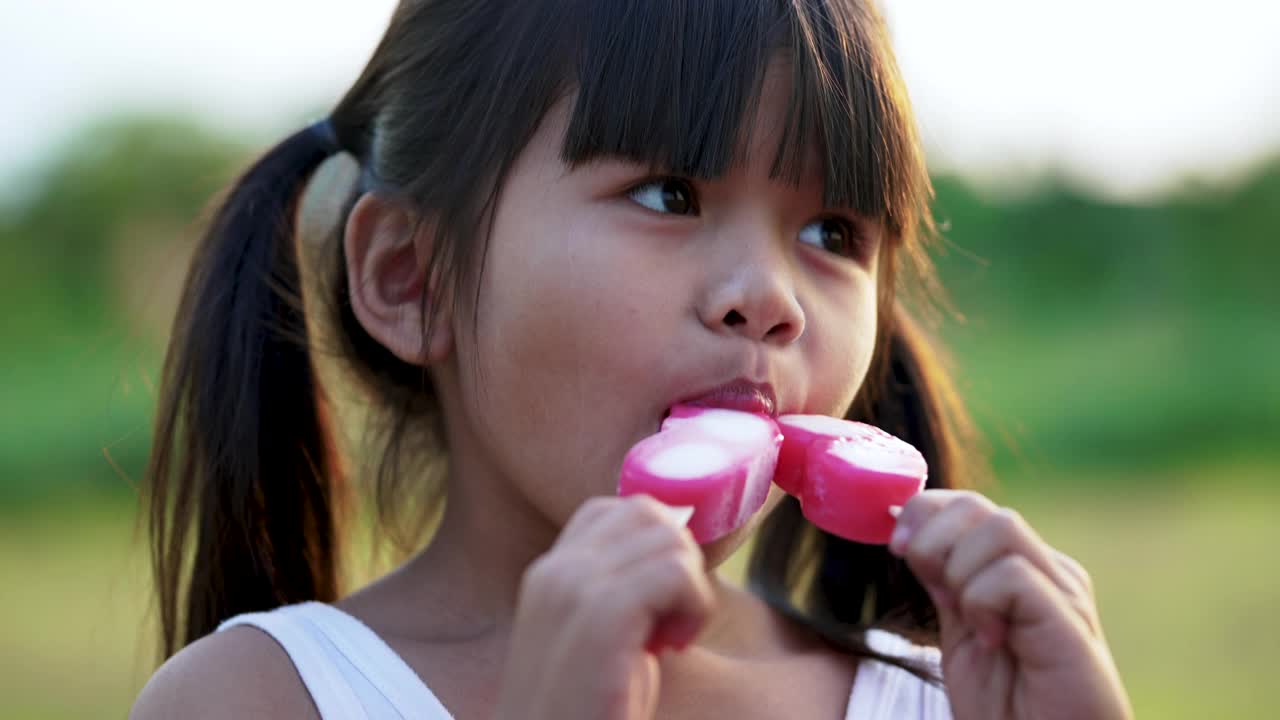 小女孩正带着积极的情绪，放松地吃着冰淇淋。视频下载