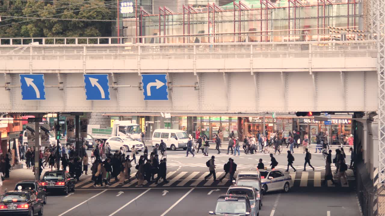 行人在十字路口的人行横道上，慢动作视频素材