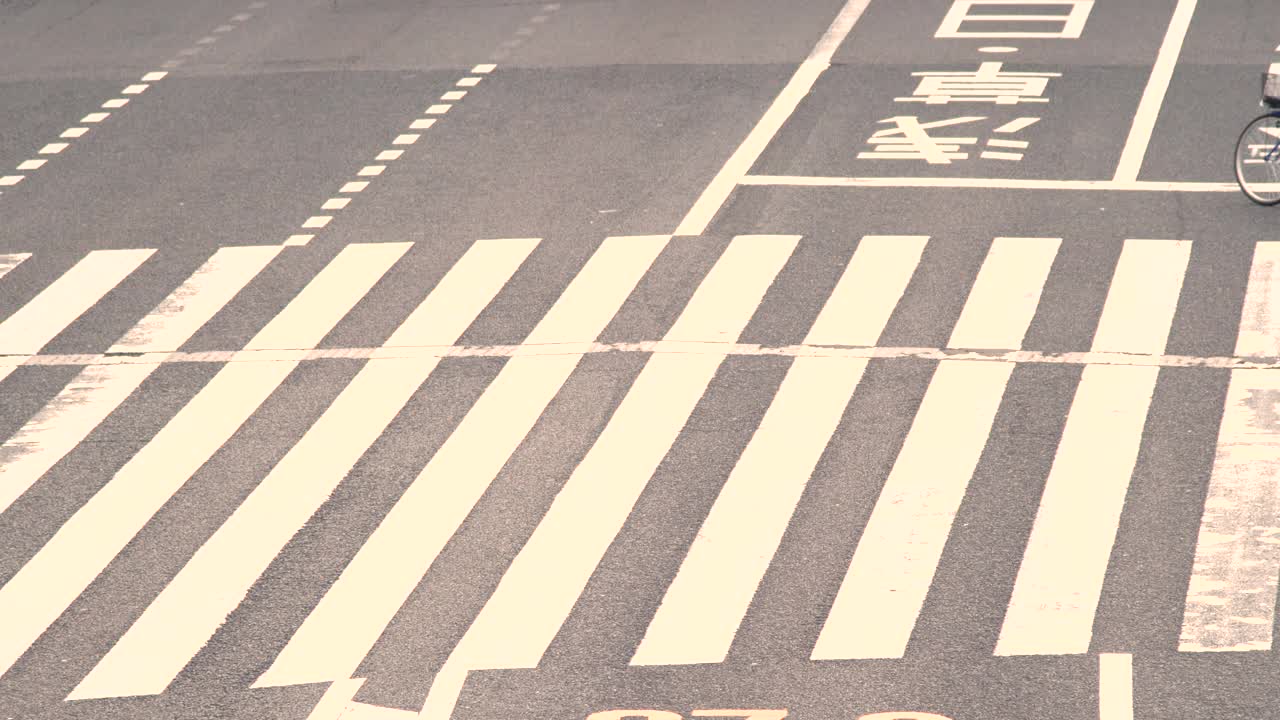上野十字路口人行横道上的行人，慢动作视频素材