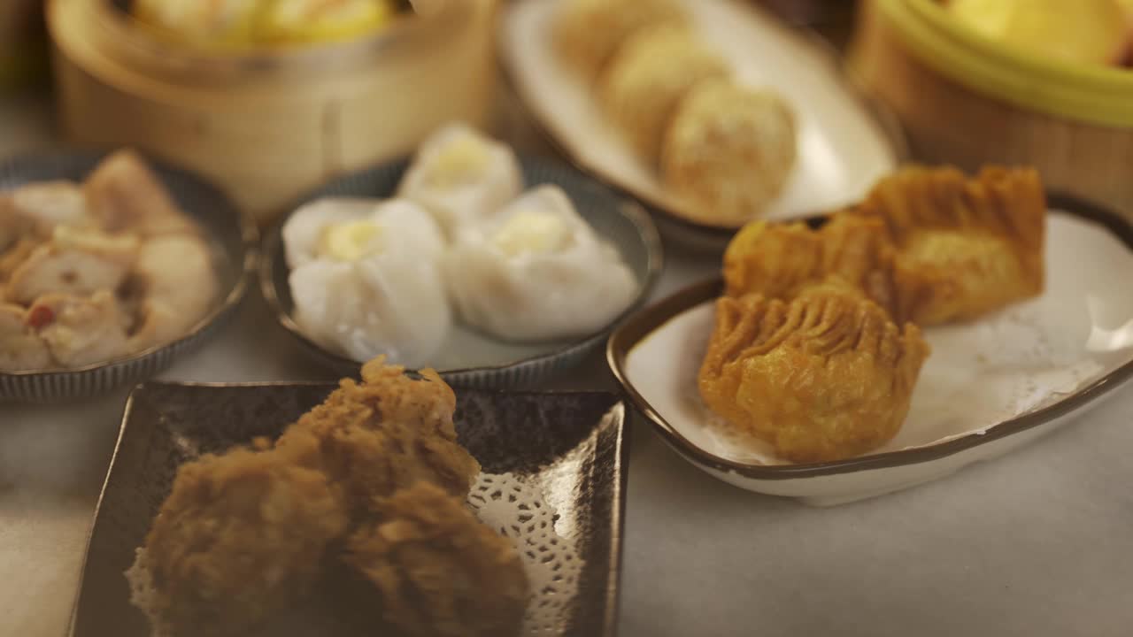 人的手用筷子拿起中国传统食物点心视频下载